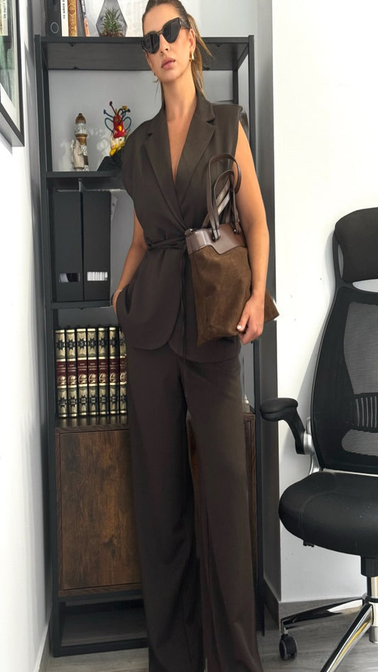 Traje chaleco marrón  hombreras