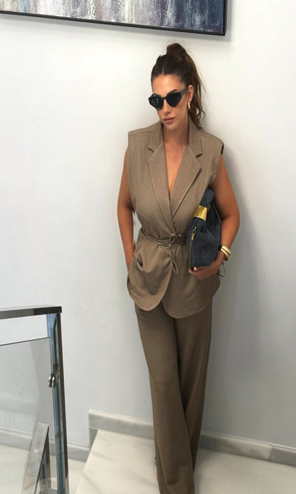 Traje chaleco beige con hombreras