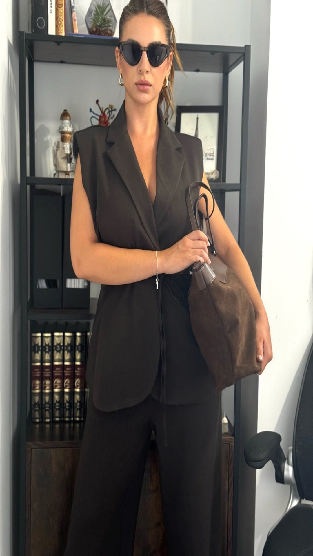 Traje chaleco marrón  hombreras