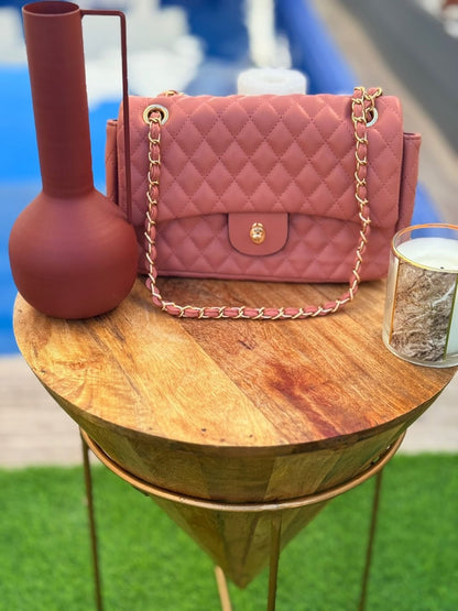 Bolso acolchado con cadena