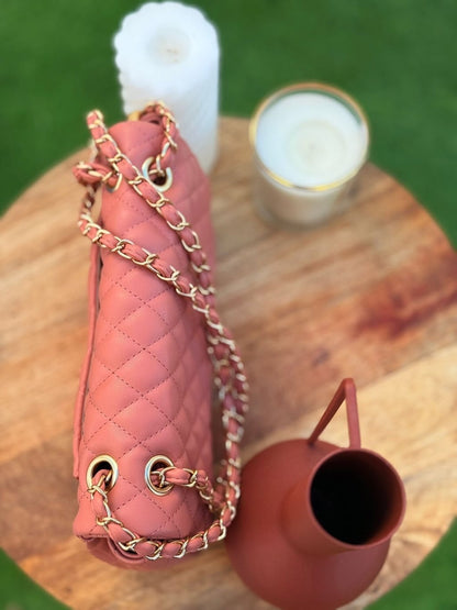 Bolso acolchado con cadena