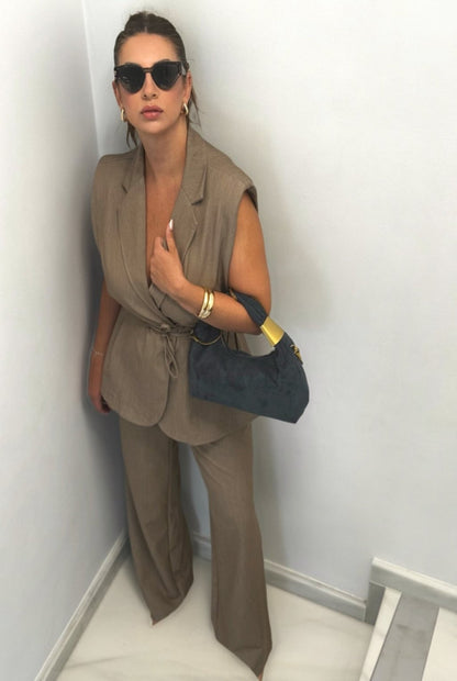 Traje chaleco beige con hombreras