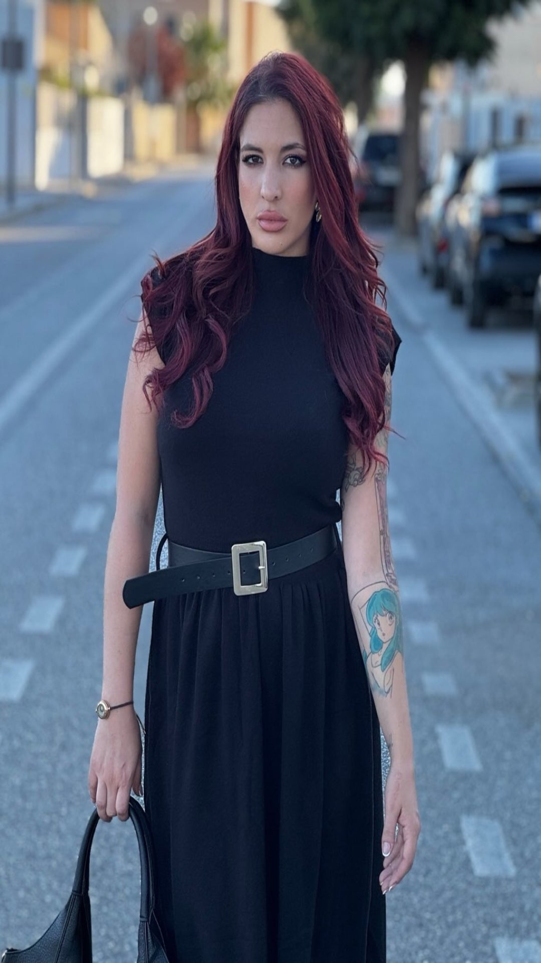 vestido negro con cinturón