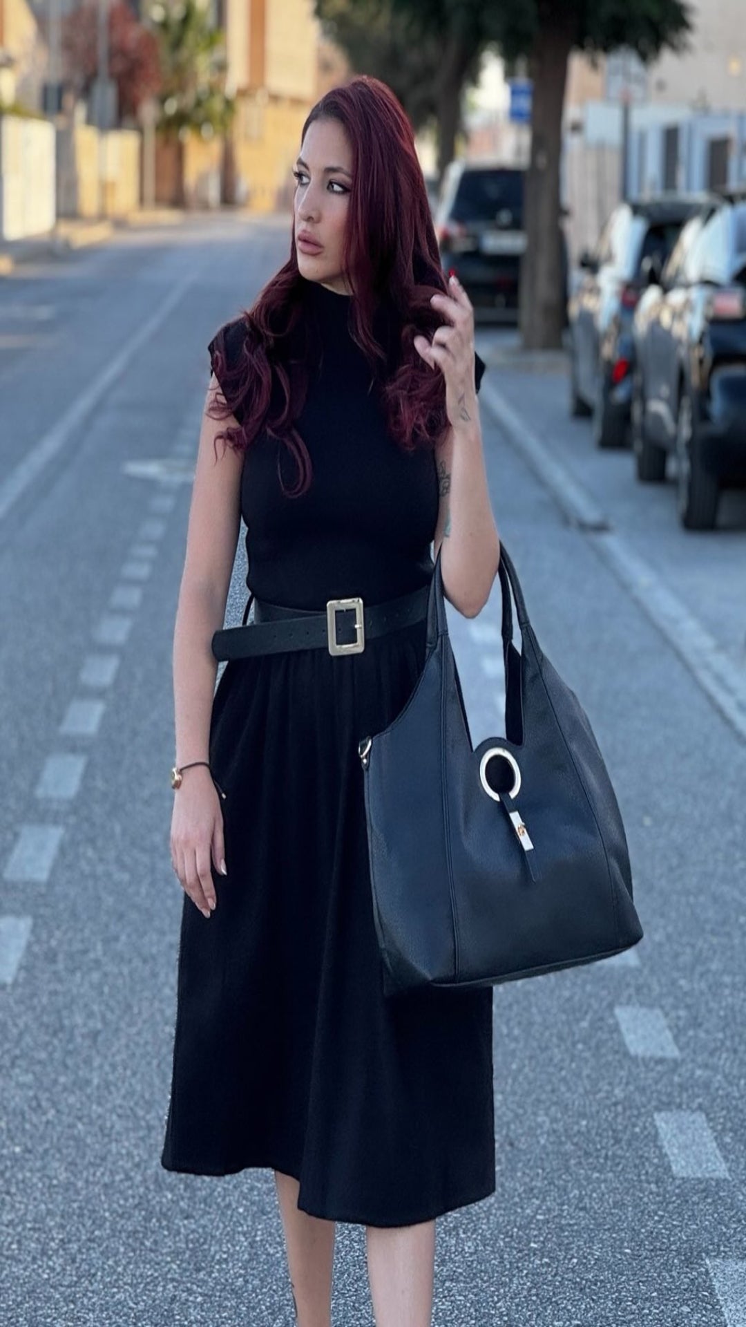 vestido negro con cinturón