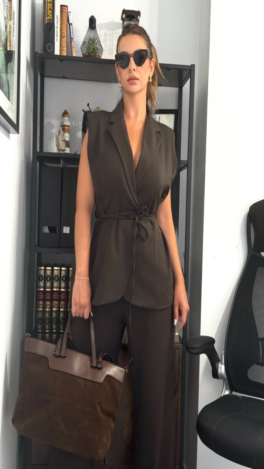 Traje chaleco marrón  hombreras