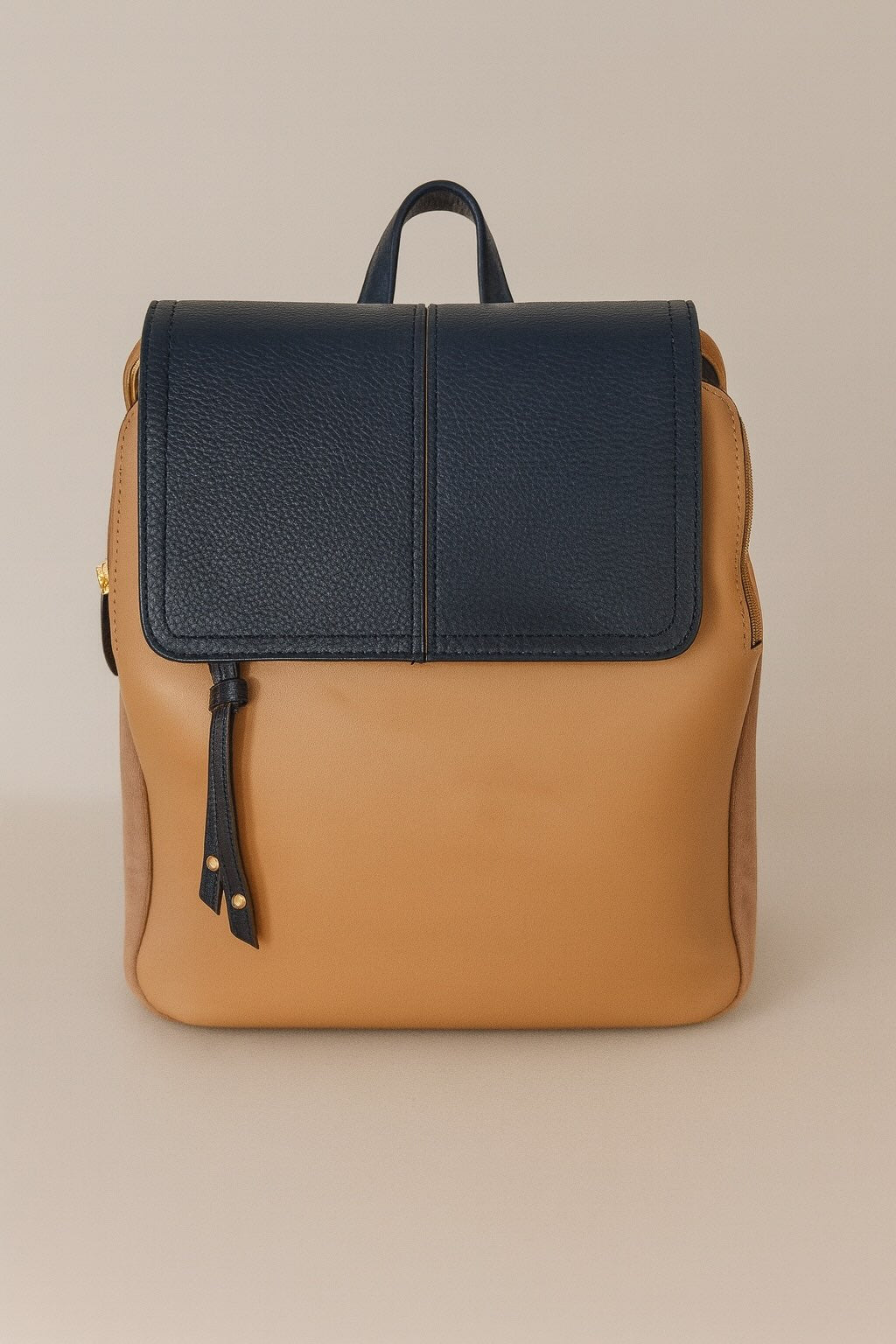 Mochila con cierre de solapa combinada