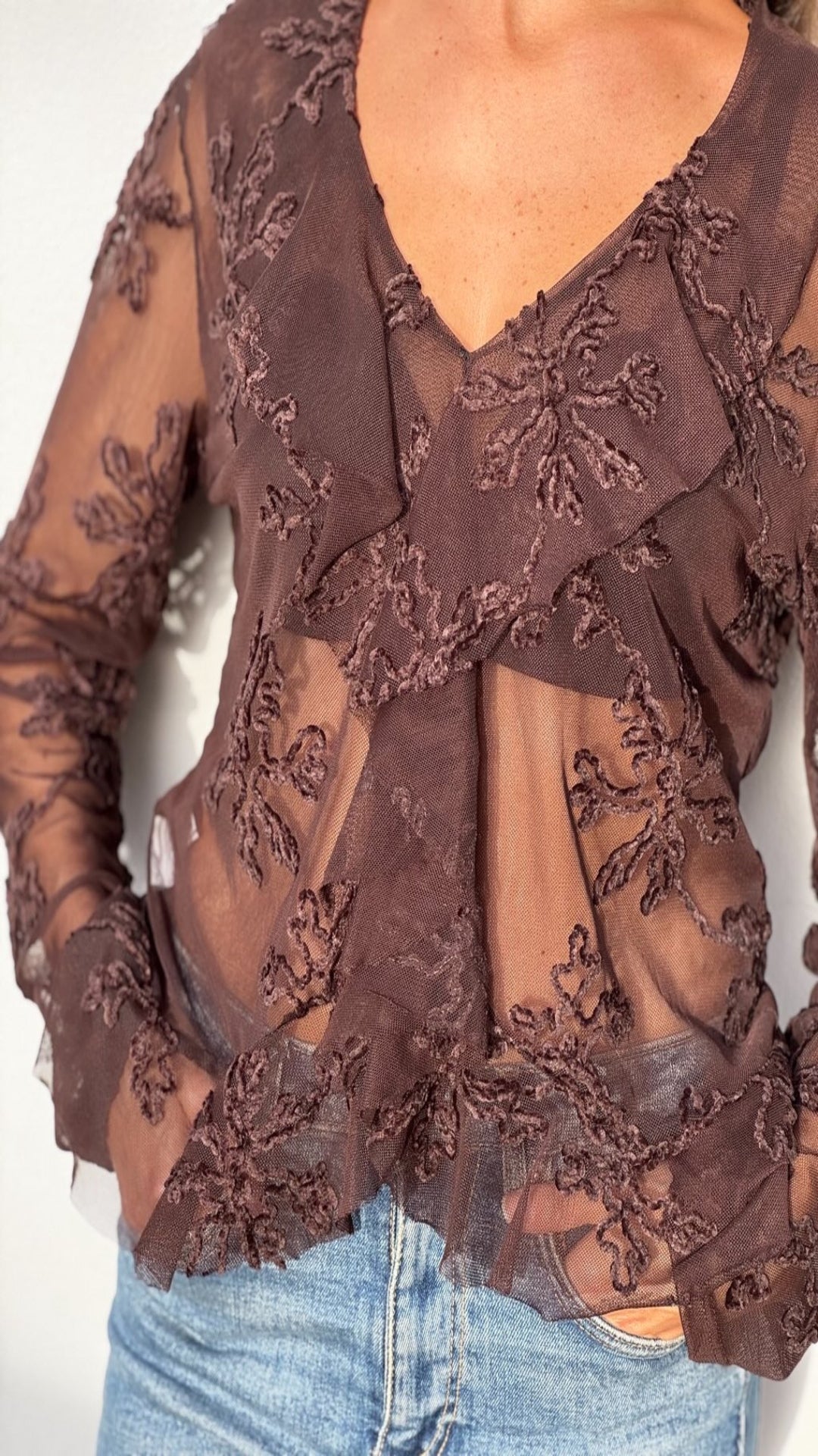 Top bordado con volantes