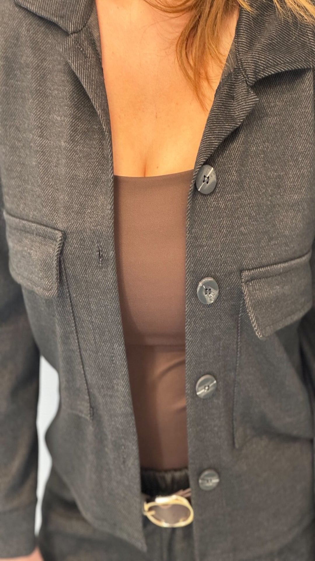 Traje estilo soft con cinturón