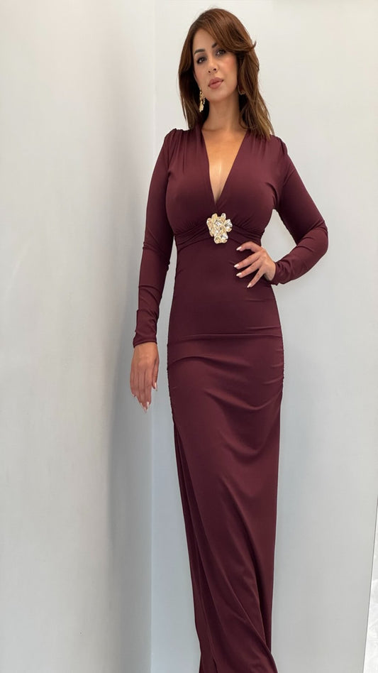 Vestido con hebilla metálica