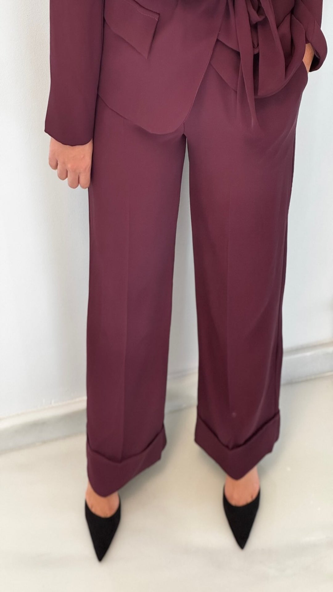 Traje blazer cinturón y pantalón recto.
