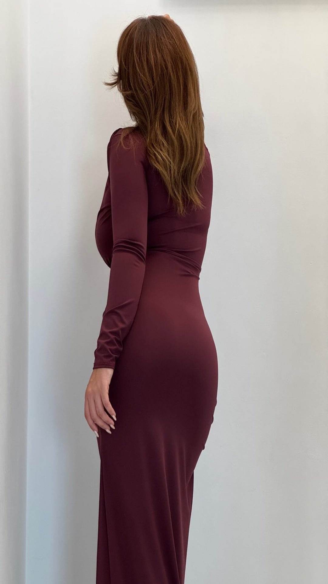 Vestido con hebilla metálica