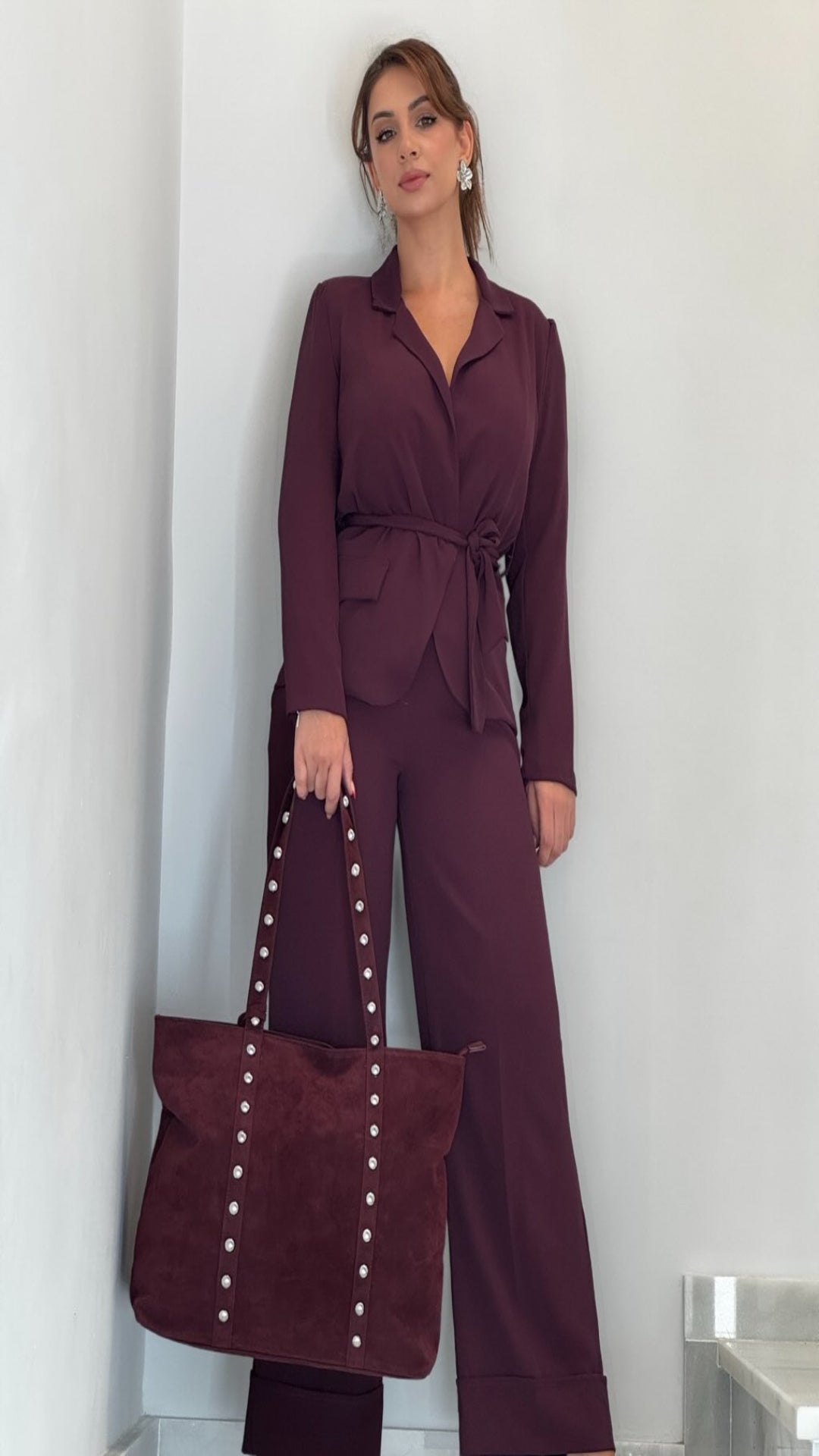 Traje blazer cinturón y pantalón recto.