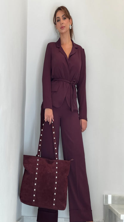 Traje blazer cinturón y pantalón recto.
