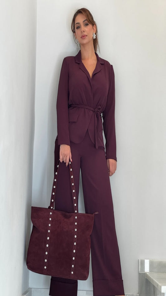 Traje blazer cinturón y pantalón recto.