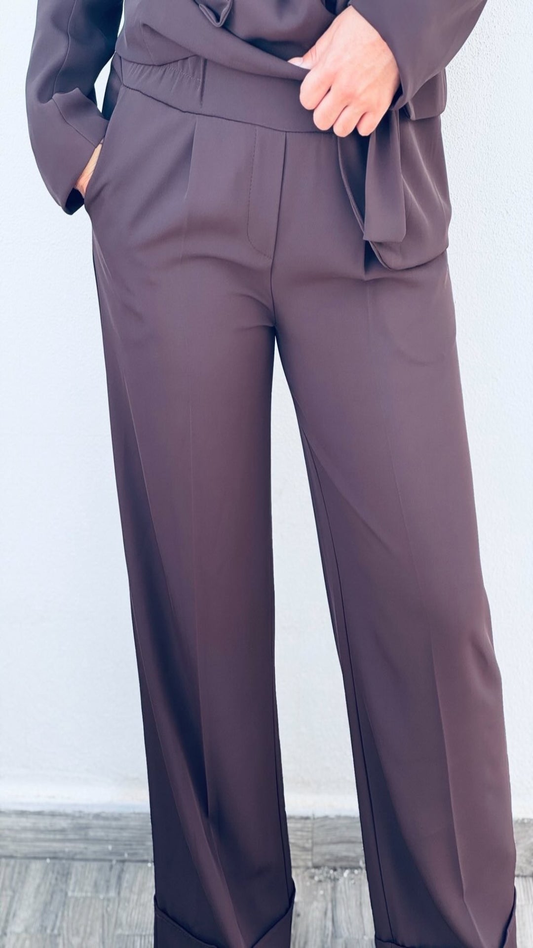 Traje blazer cinturón y pantalón recto.