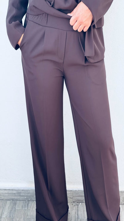 Traje blazer cinturón y pantalón recto.