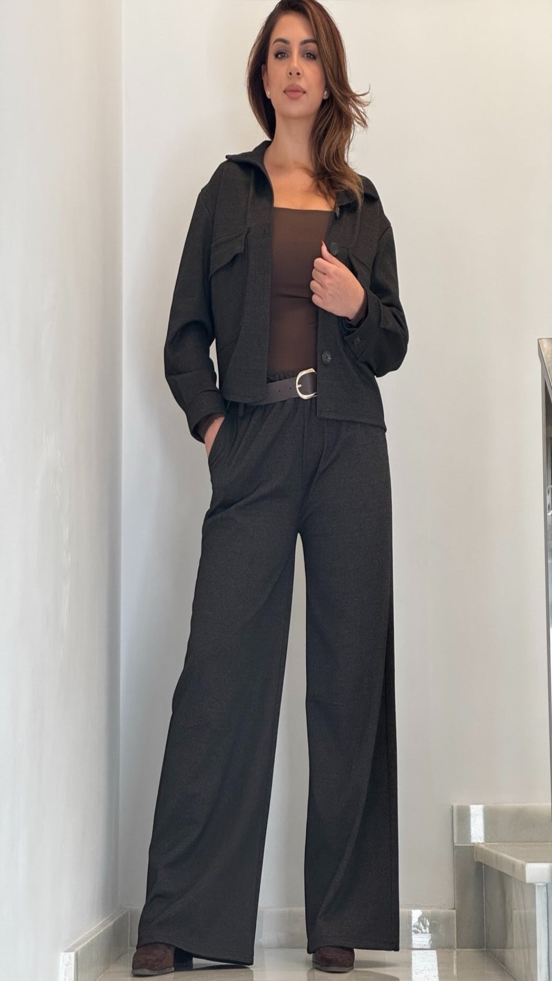 Traje estilo soft con cinturón
