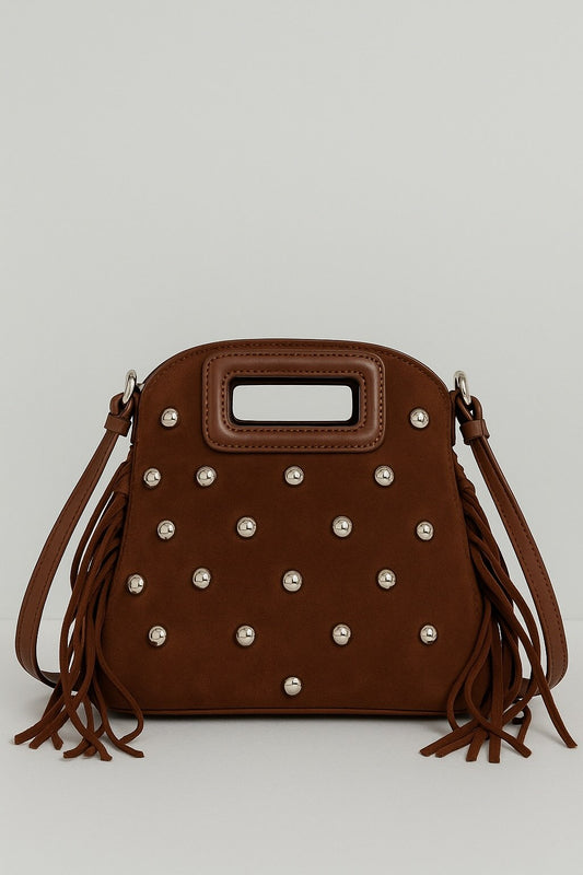 Bolso flecos con tachuelas.