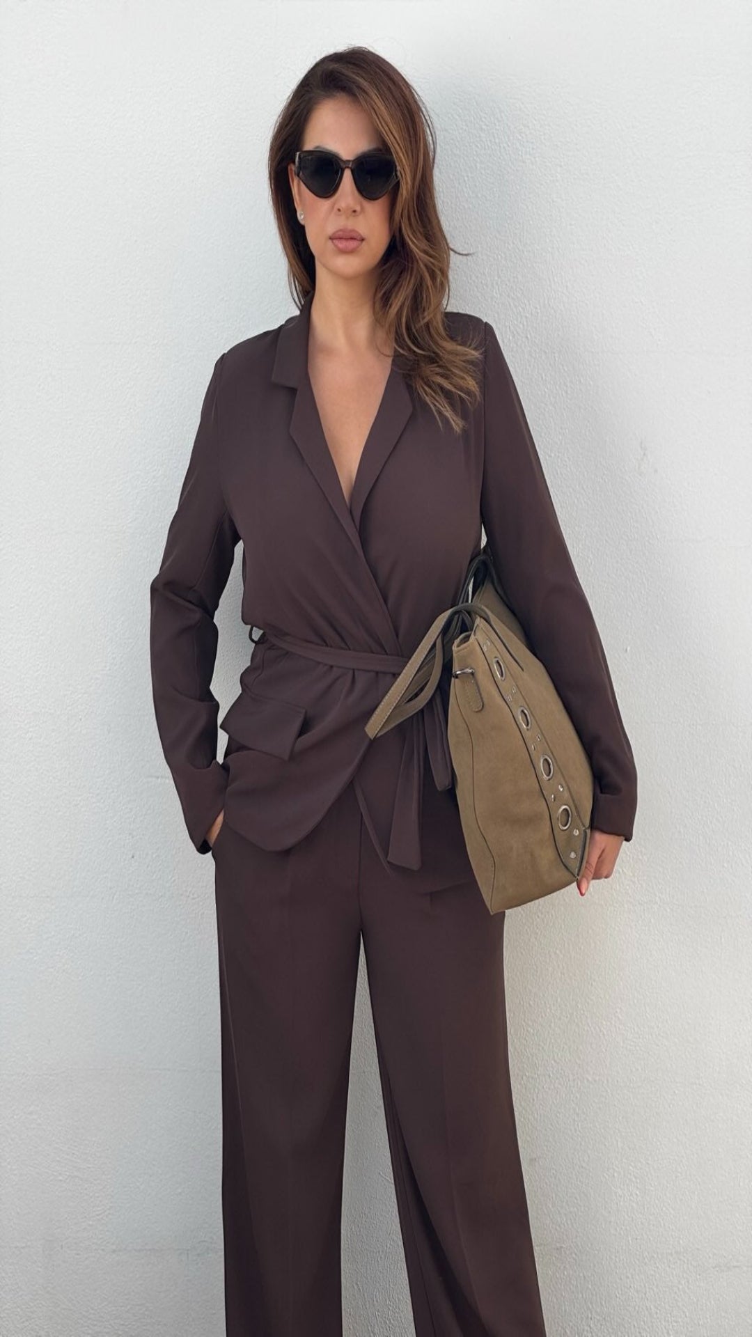 Traje blazer cinturón y pantalón recto.