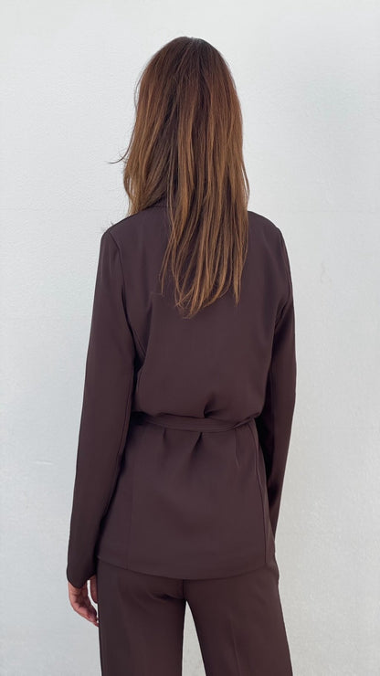 Traje blazer cinturón y pantalón recto.