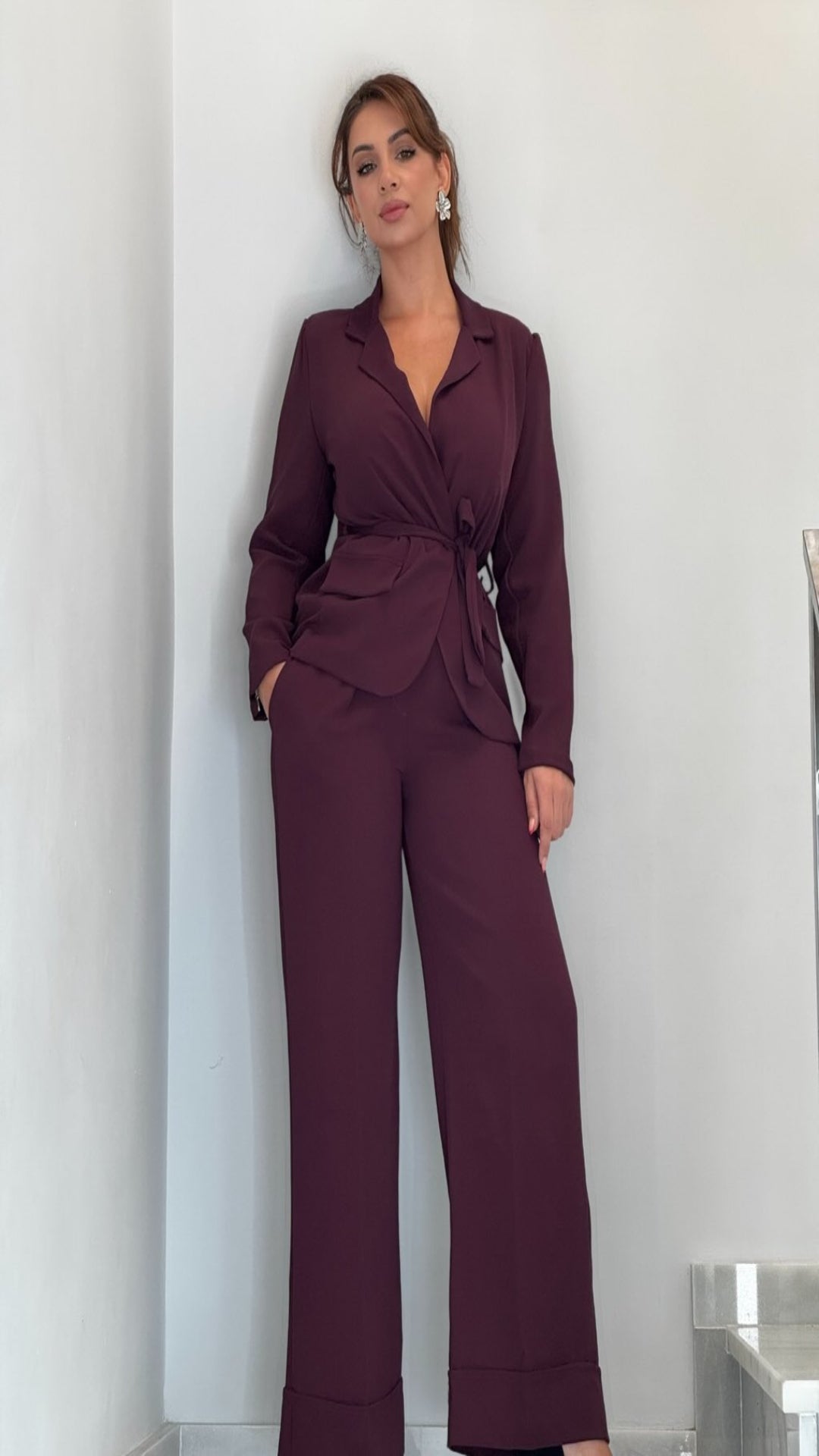 Traje blazer cinturón y pantalón recto.