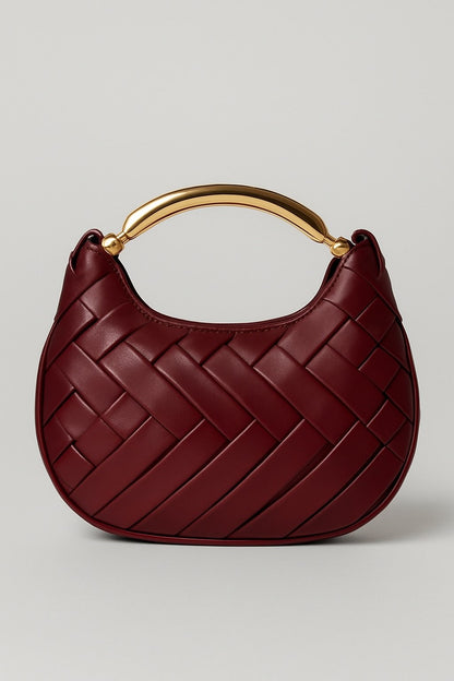 Bolso trenzado con asa metálica