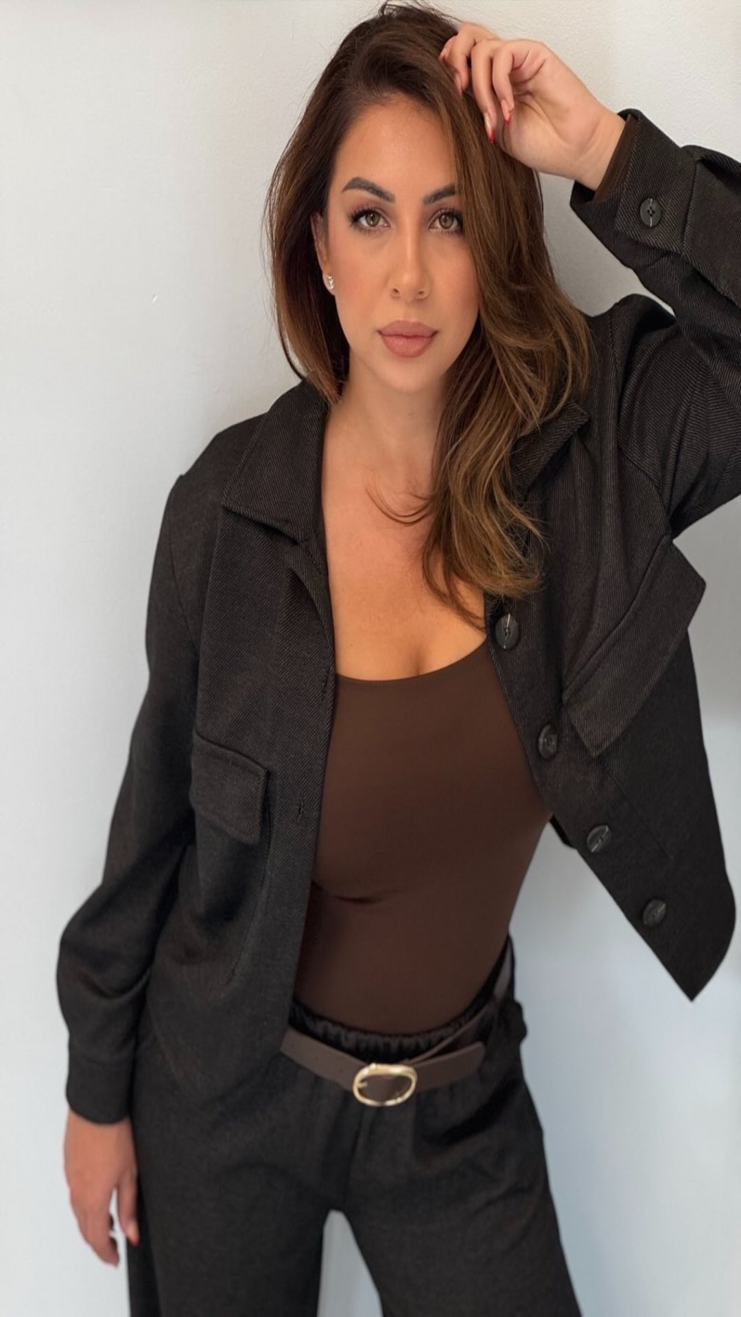 Traje estilo soft con cinturón