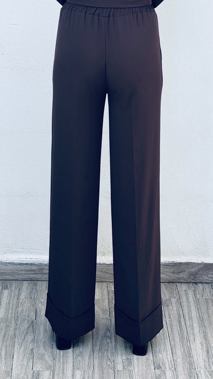 Traje blazer cinturón y pantalón recto.