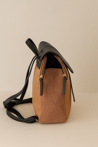 Mochila con cierre de solapa combinada