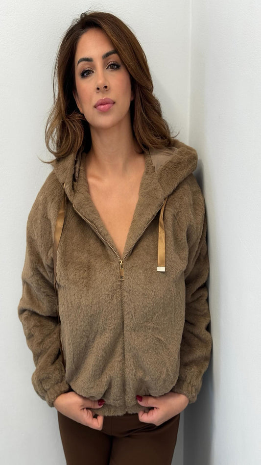 Cazadora efecto pelo con capucha