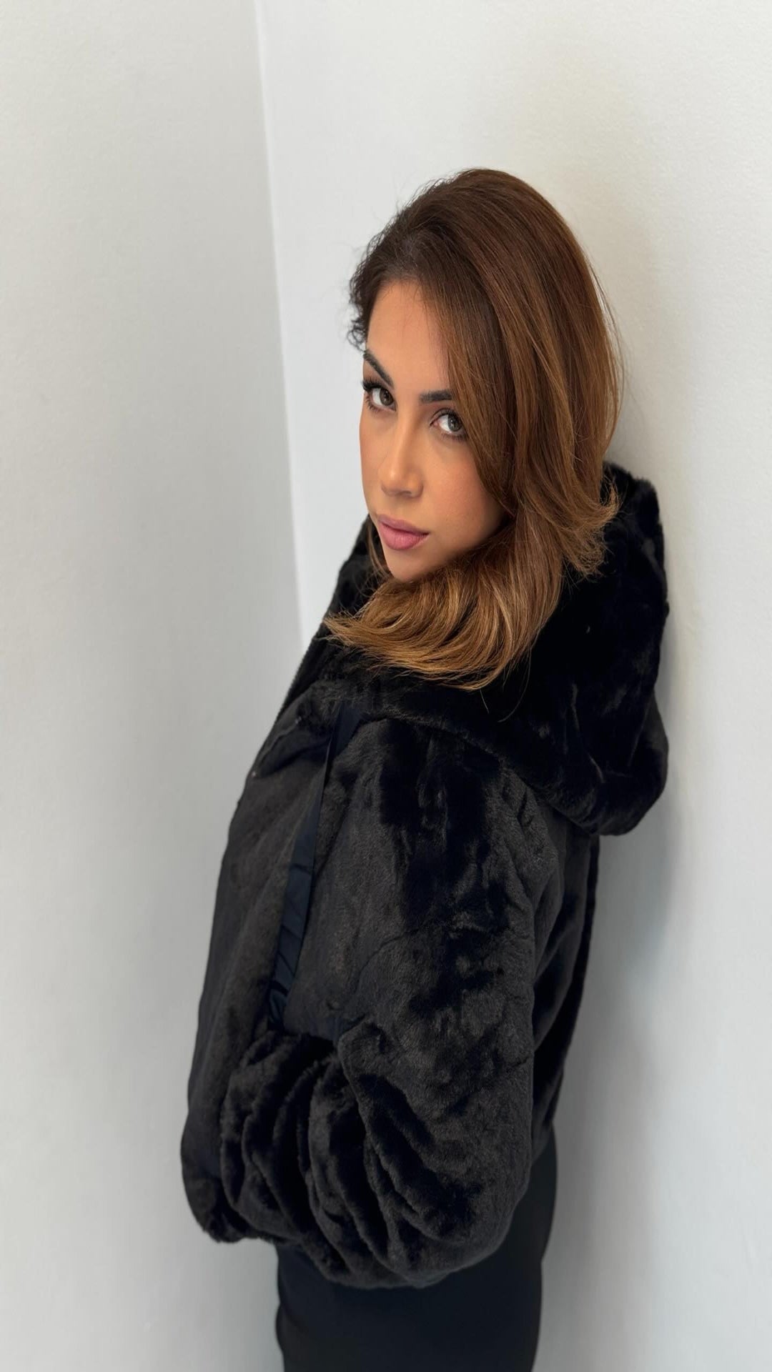 Cazadora efecto pelo con capucha