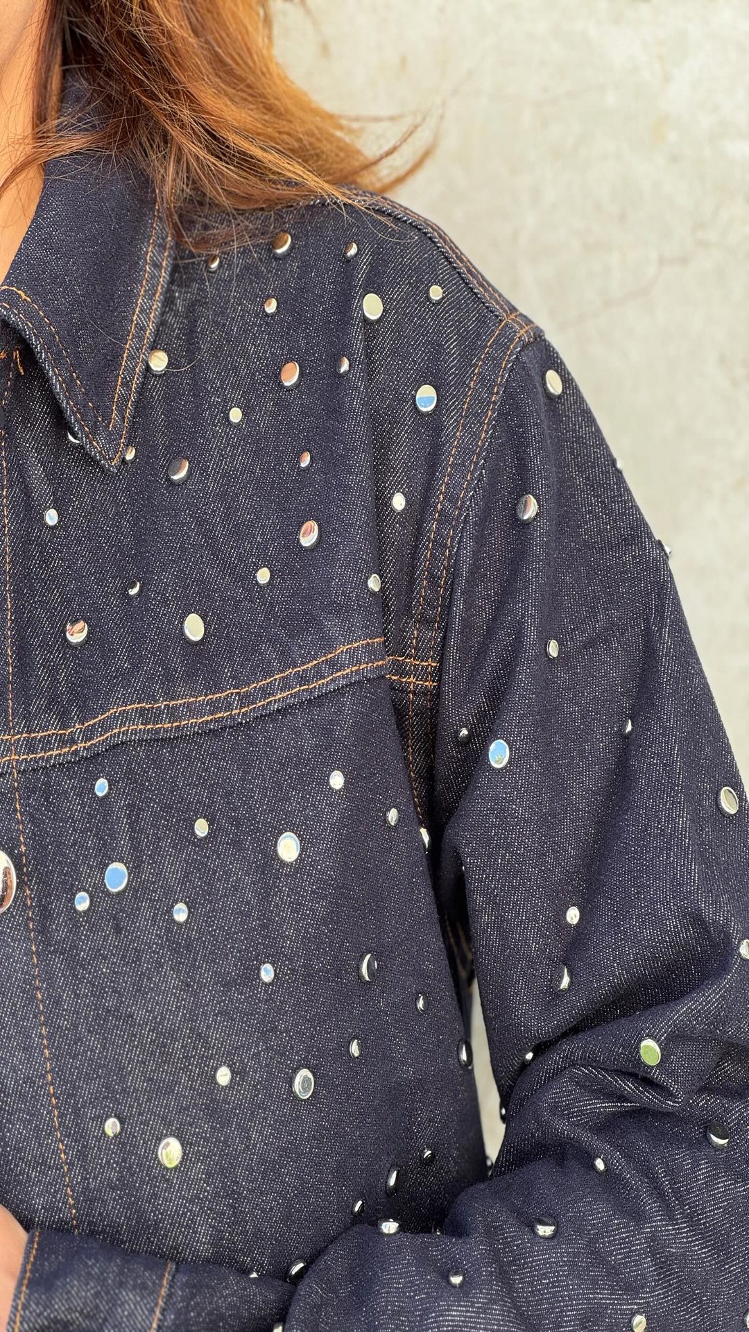 Sobrecamisa denim tachuelas