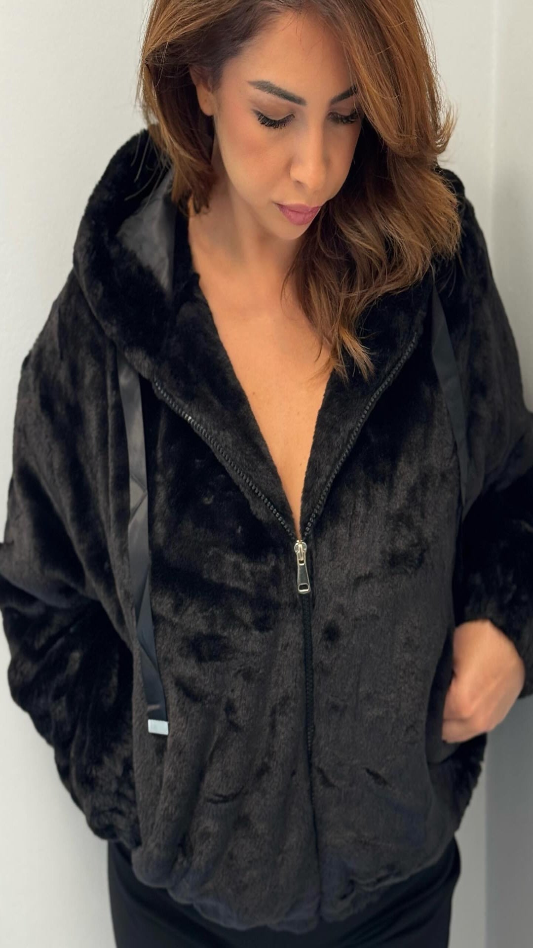 Cazadora efecto pelo con capucha