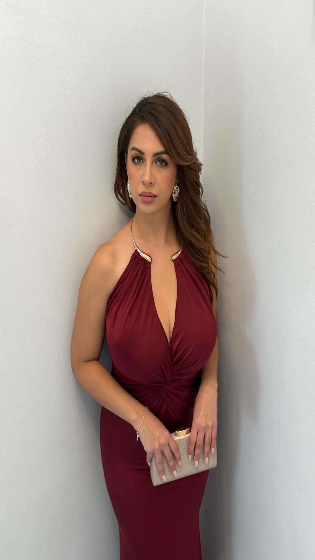 Vestido con collar metálico