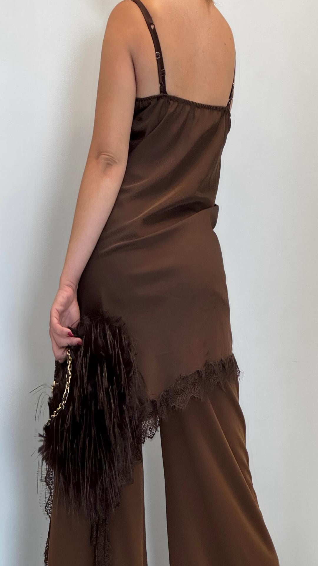 Vestido asimétrico lencero encaje