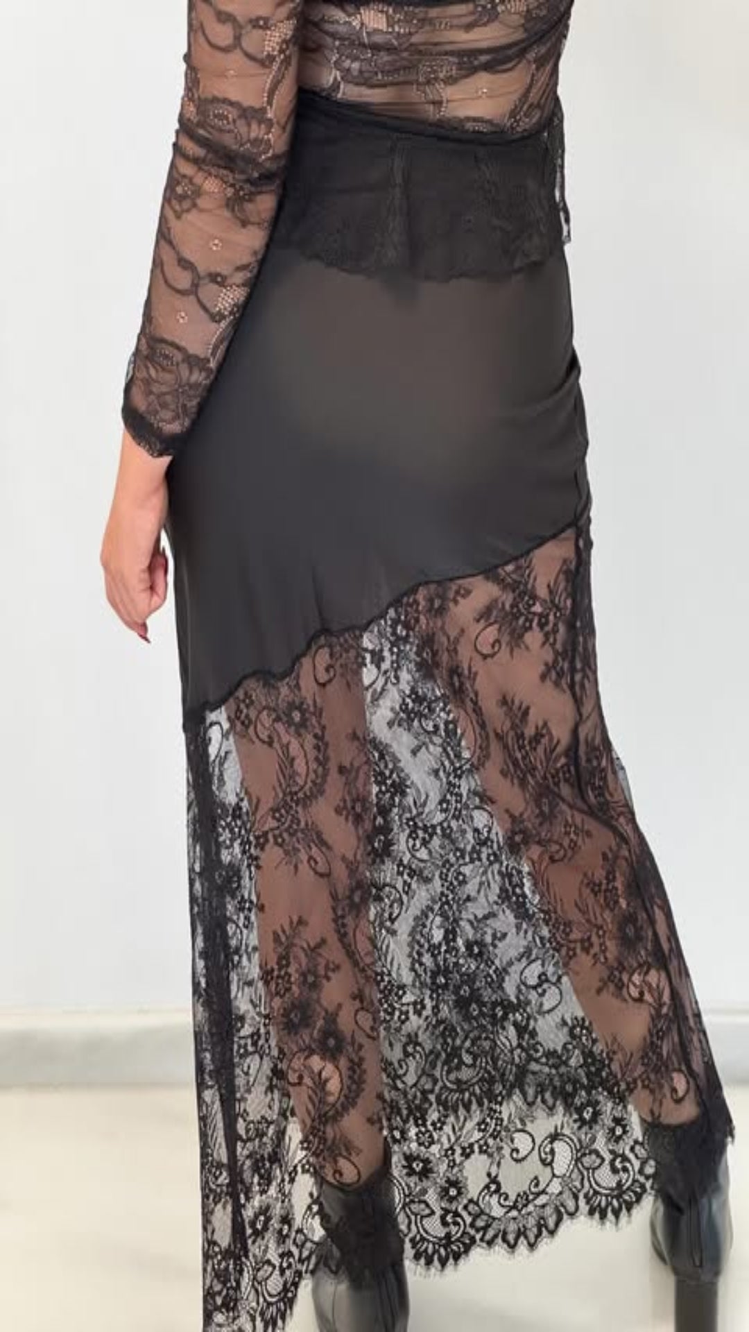 Falda satinada encaje