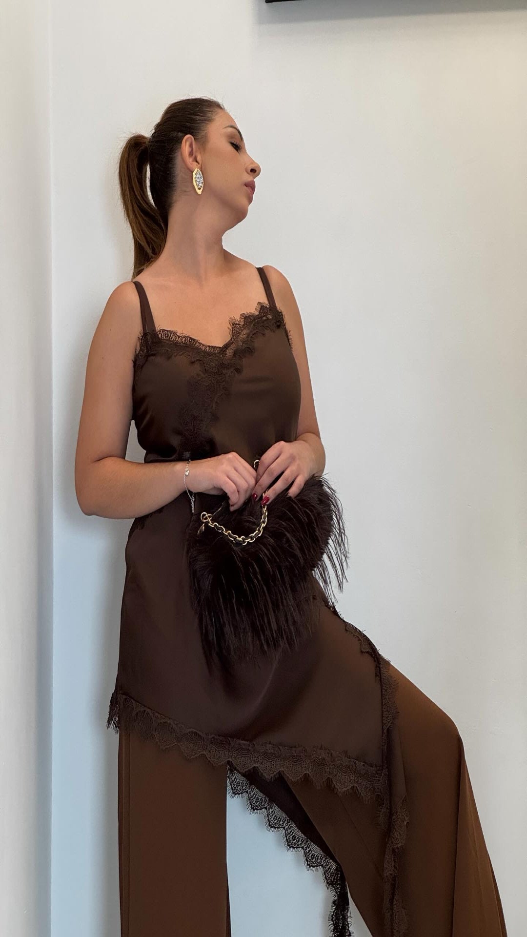 Vestido asimétrico lencero encaje