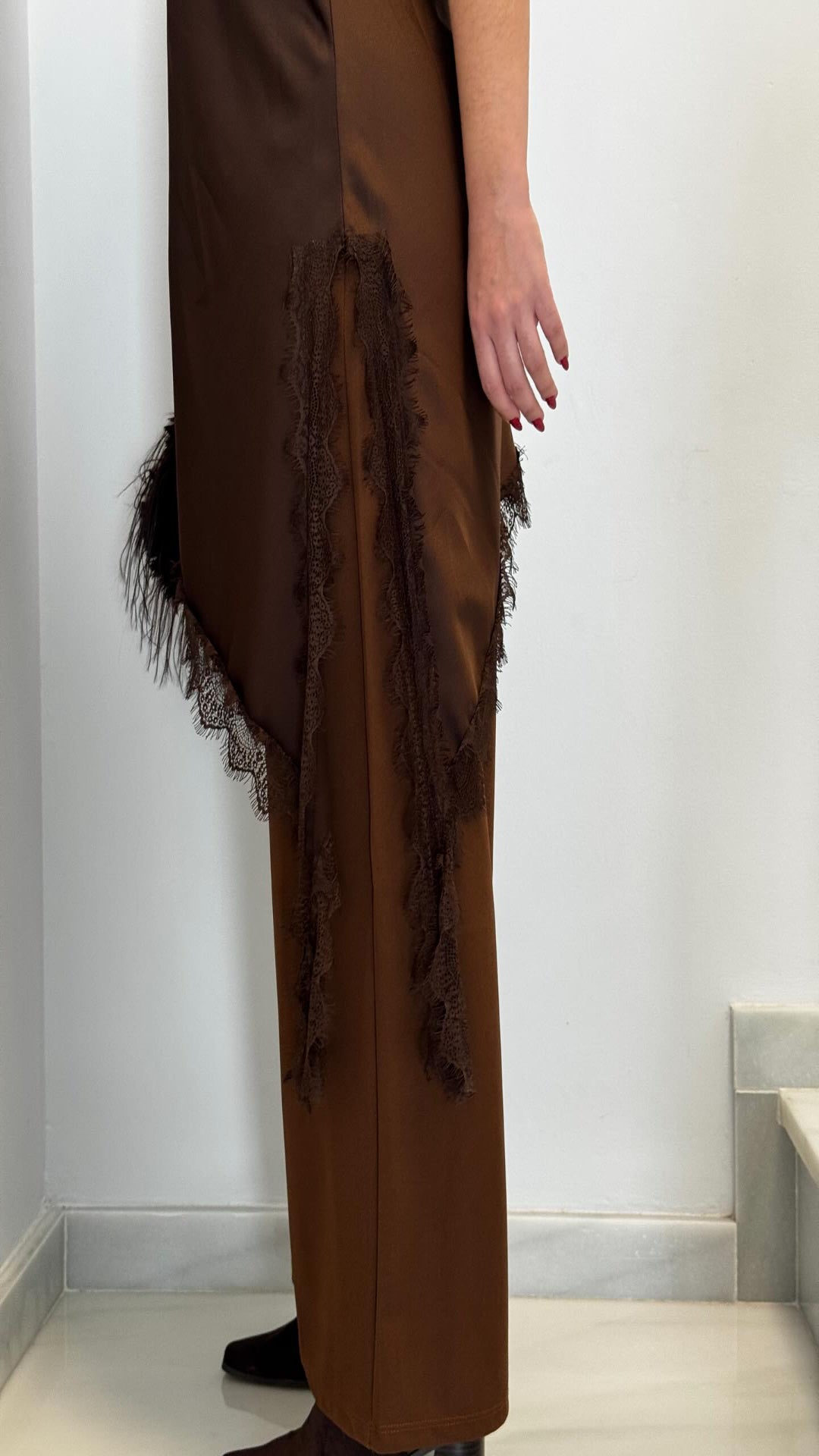 Vestido asimétrico lencero encaje