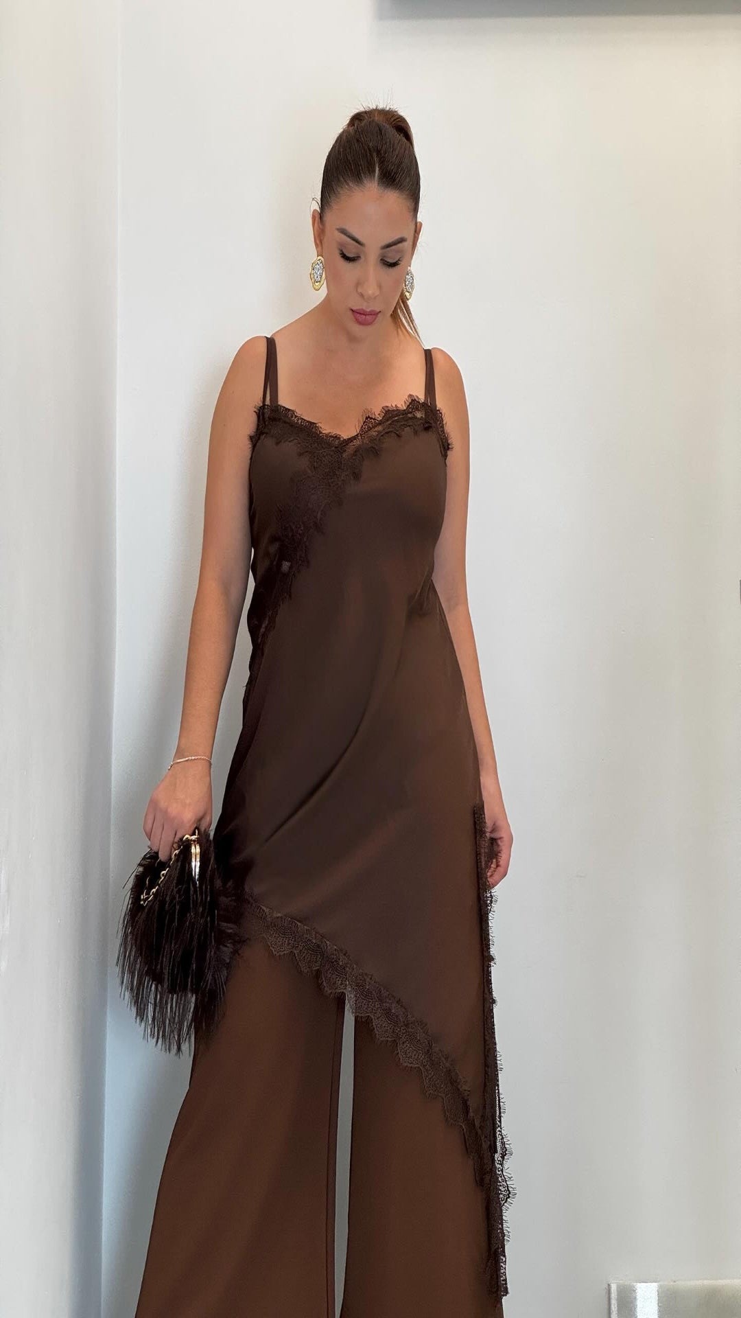 Vestido asimétrico lencero encaje