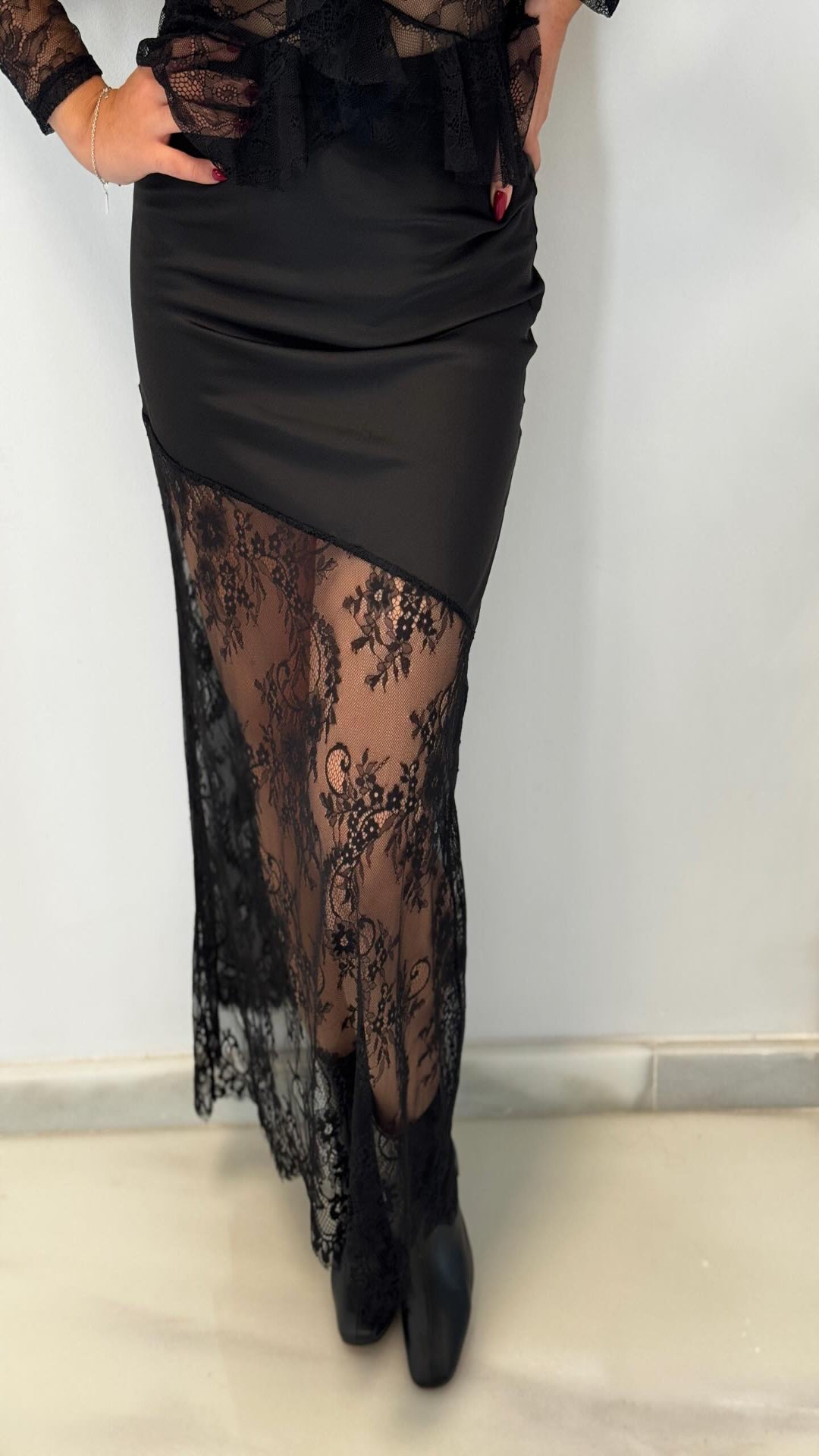 Falda satinada encaje