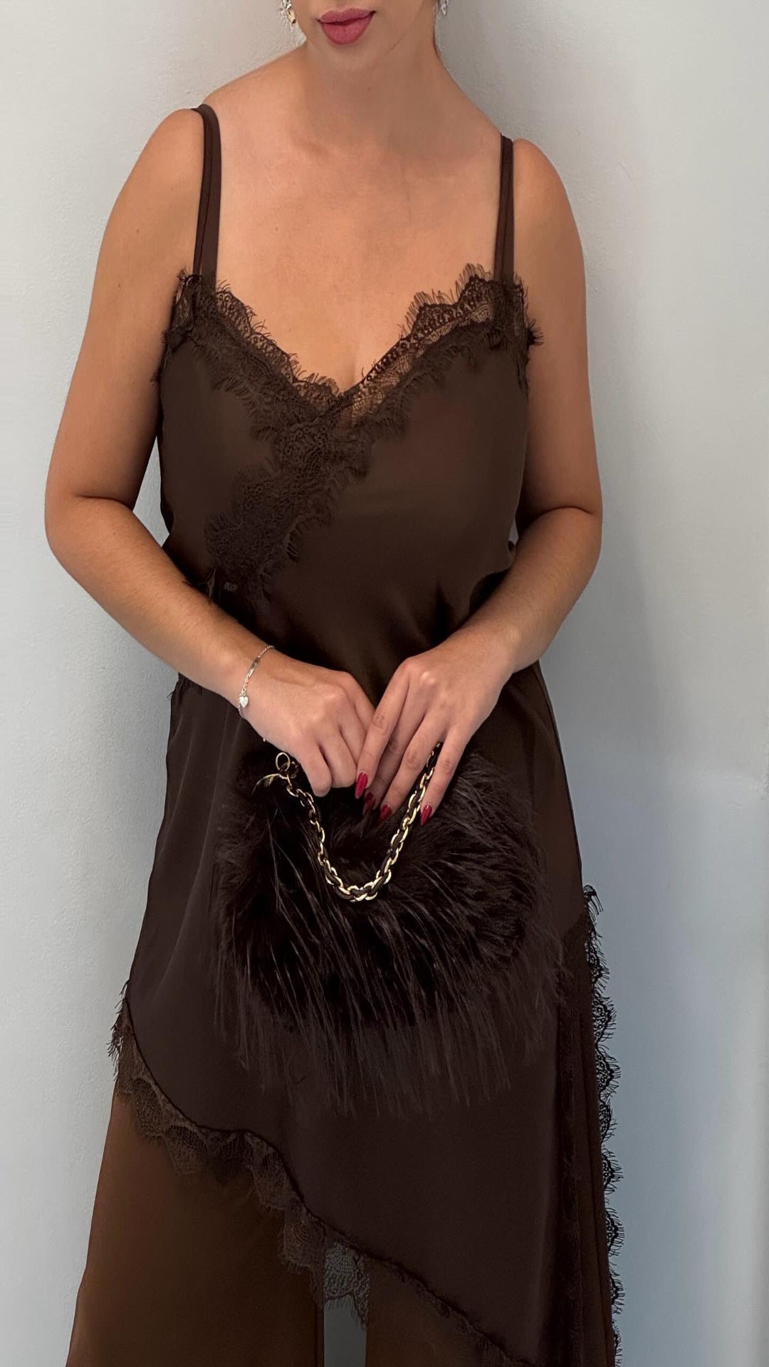 Vestido asimétrico lencero encaje