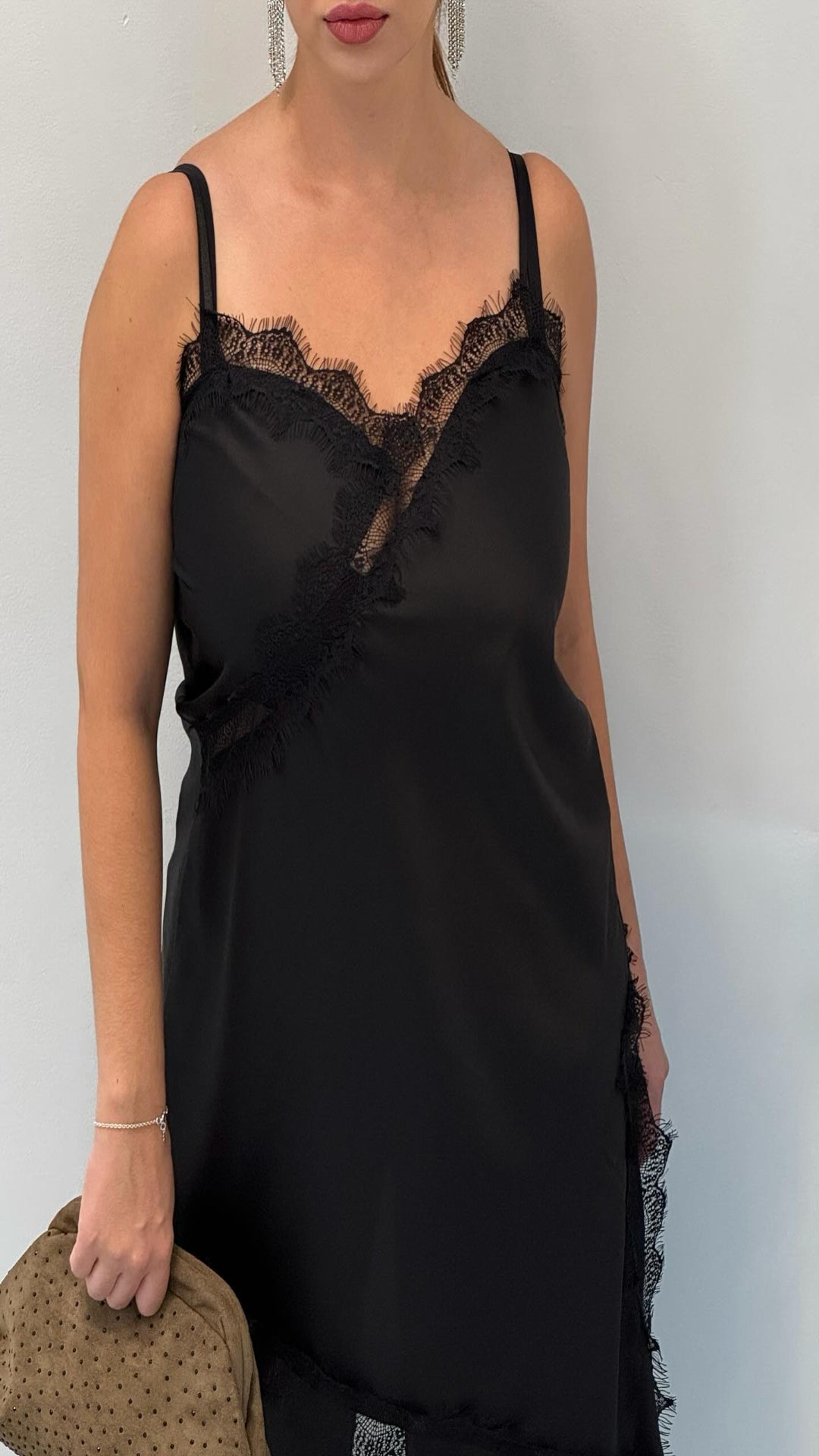 Vestido asimétrico lencero encaje