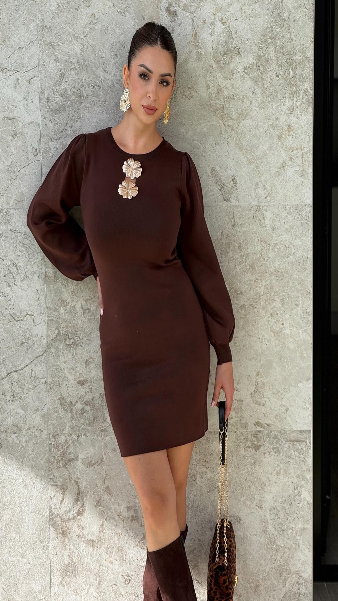 Vestido punto broche dorado