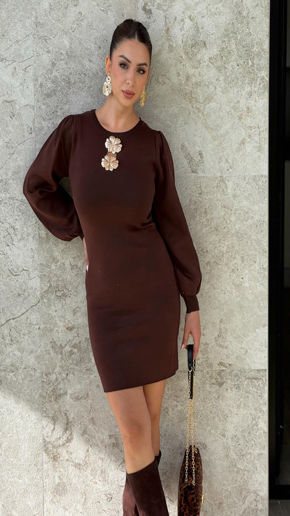 Vestido punto broche dorado