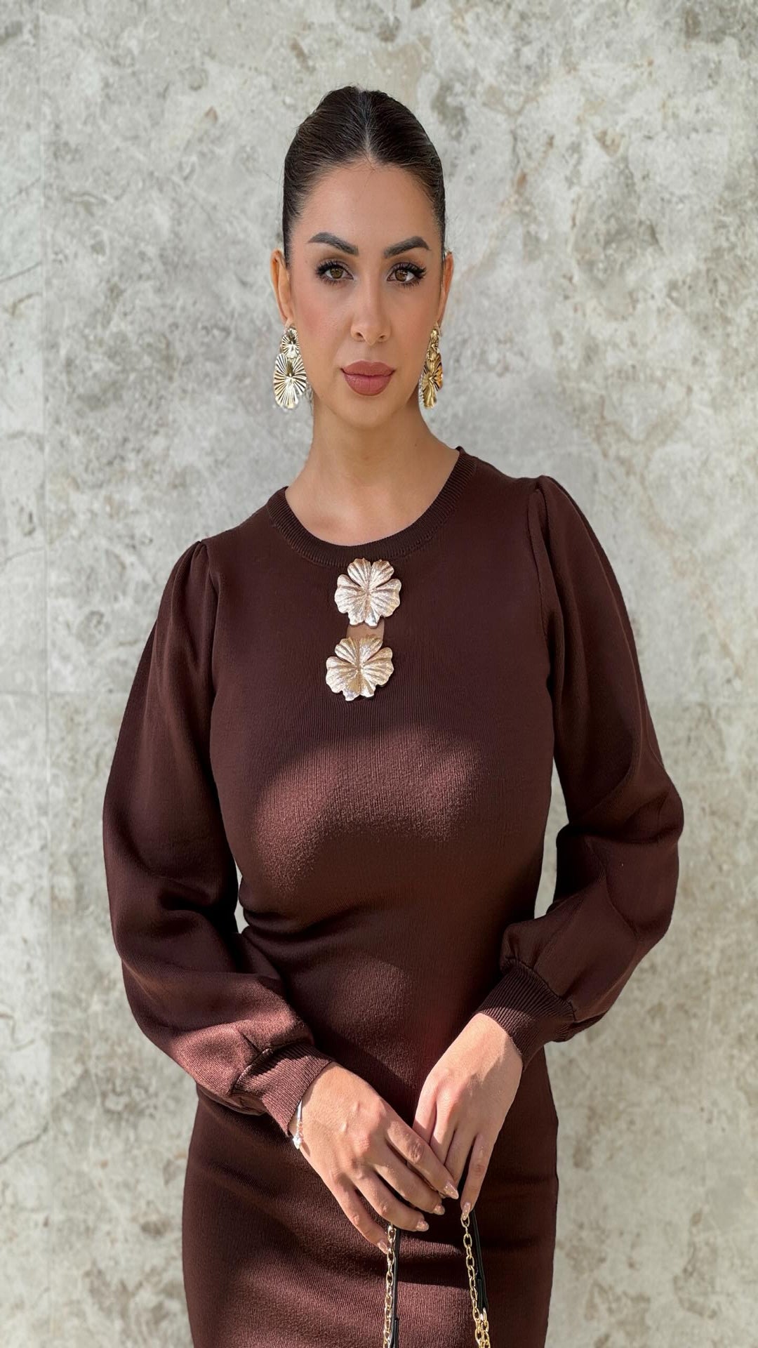 Vestido punto broche dorado