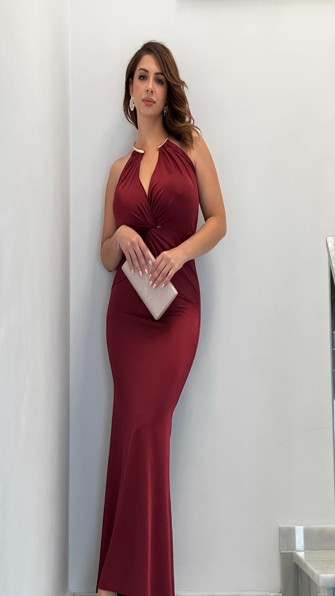 Vestido con collar metálico