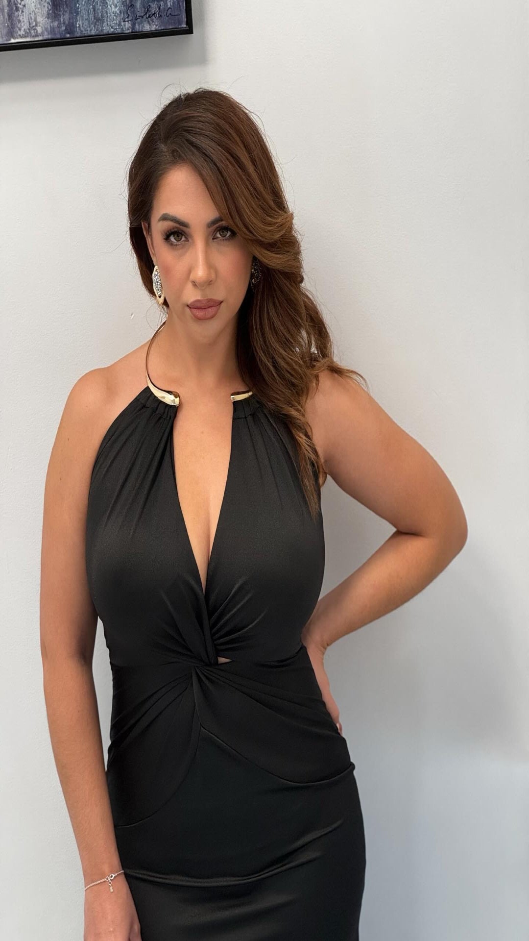 Vestido con collar metálico