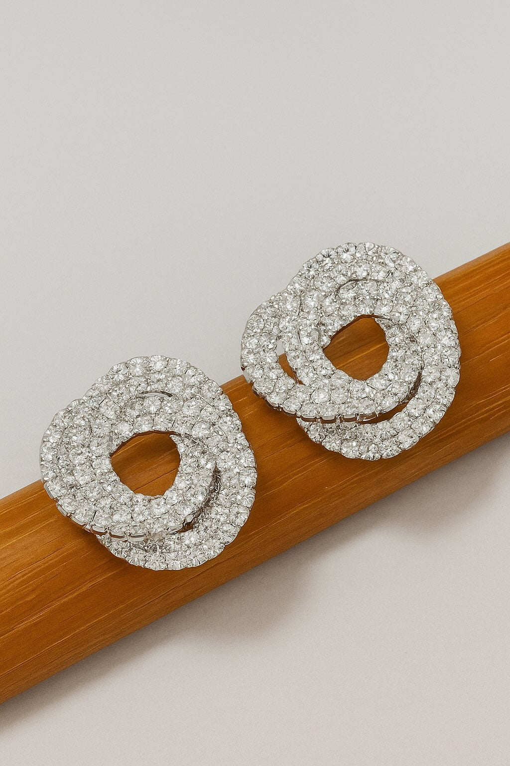 Pendientes envolventes brillantes