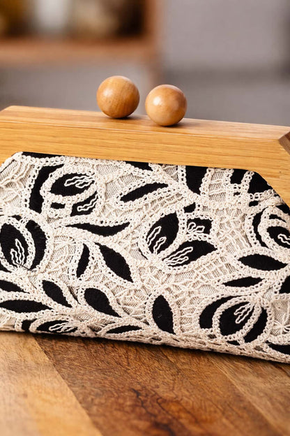 Clutch bordado combinado madera