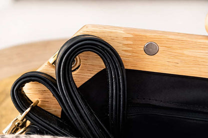 Clutch bordado combinado madera